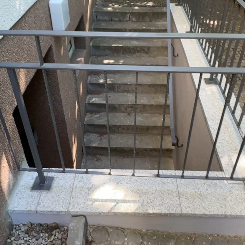 nachher mauerwerk restauriert und gelaender gestrichen1